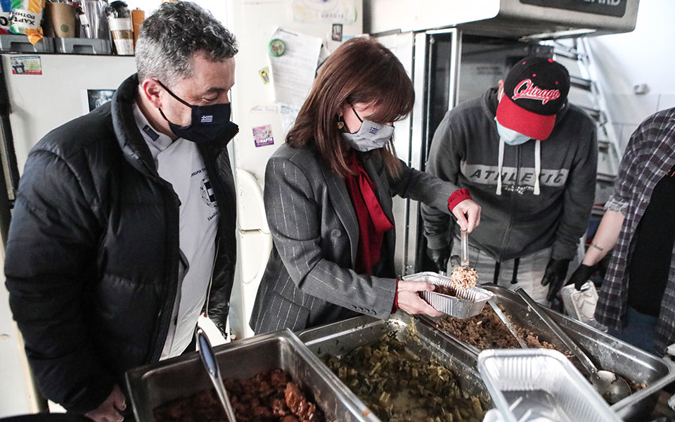 σε-διανομή-συσσιτίου-συμμετείχε-η-κ-σα-561207076