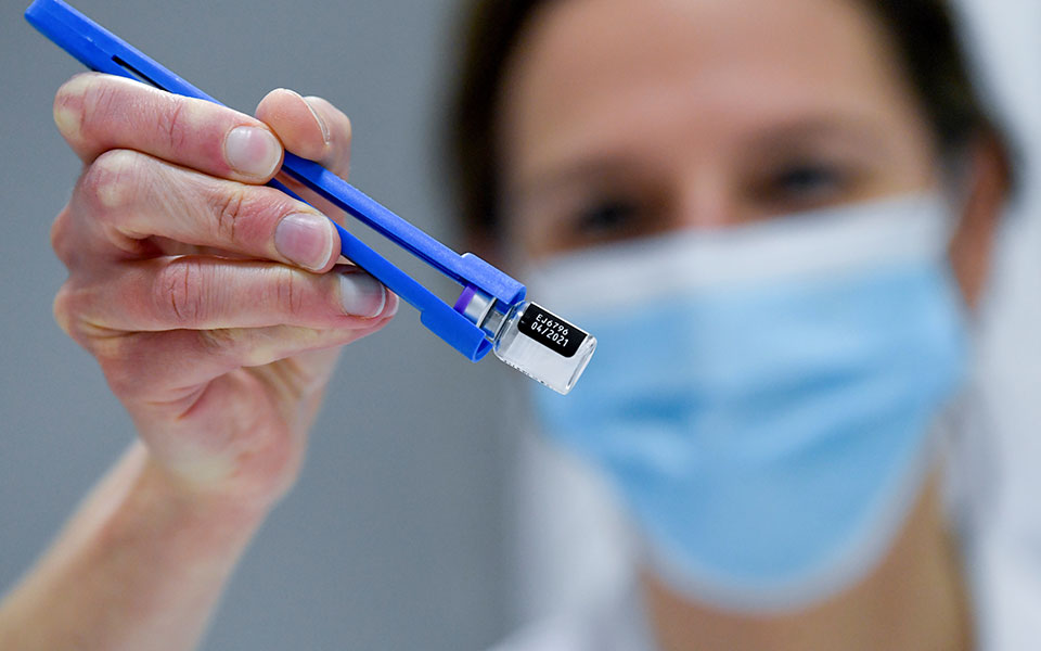 Οι Ευρωπαίοι «σηκώνουν το μανίκι» και εμβολιάζονται-1