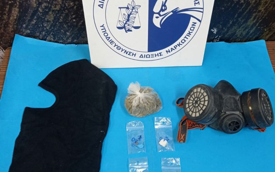 Καδρόνια και αντιασφυξιογόνες μάσκες μεταξύ των ευρημάτων-1