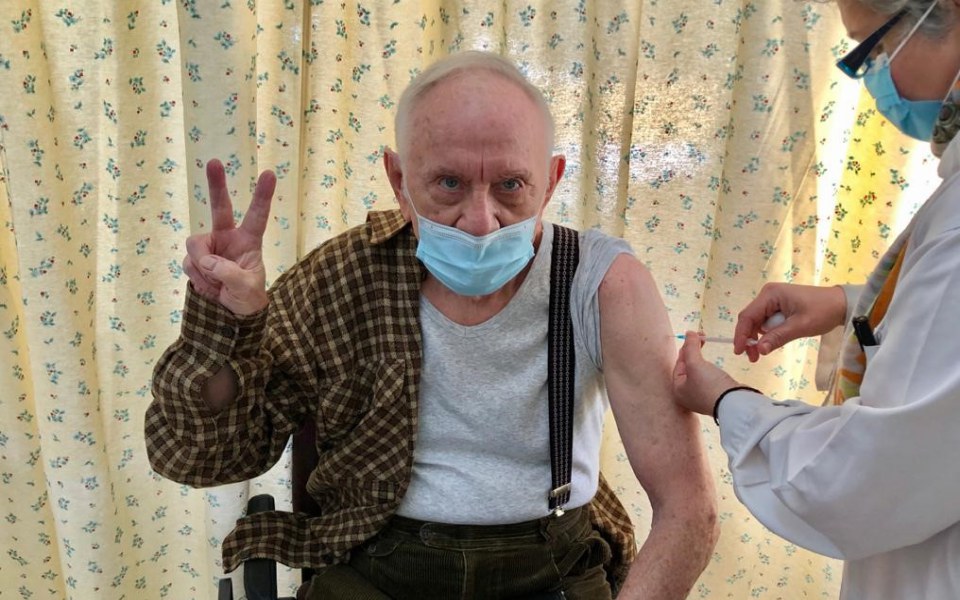 ξεκίνησαν-οι-εμβολιασμοί-στα-κέντρα-υ-561235255