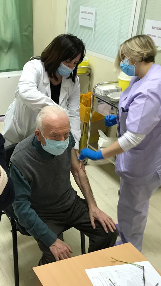 Ξεκίνησαν οι εμβολιασμοί στα Κέντρα Υγείας (εικόνες)-3