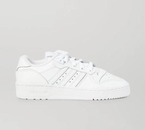 Lace me up: Aυτά τα λευκά sneakers είναι η καλύτερη αγορά στις εκπτώσεις-1