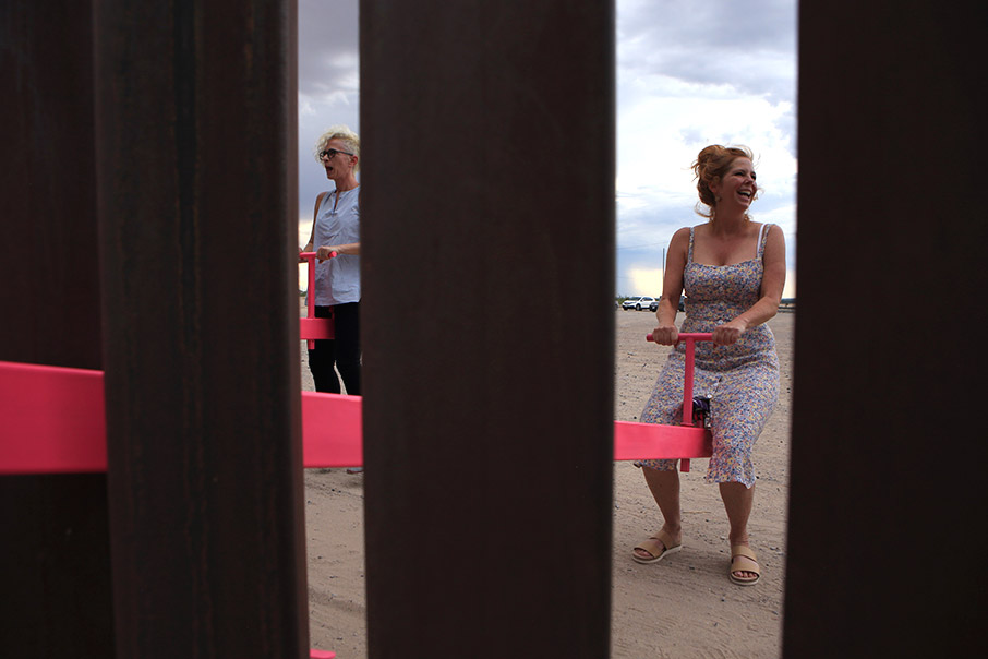 Όχι τείχη, τραμπάλες-1