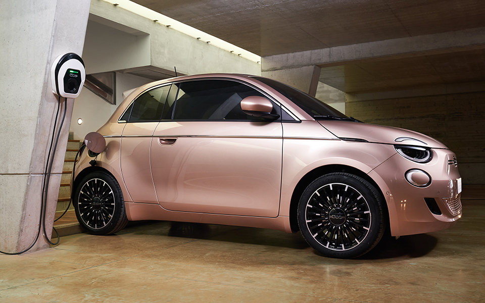 Διπλό «χτύπημα» από το νέο ηλεκτρικό Fiat 500-1