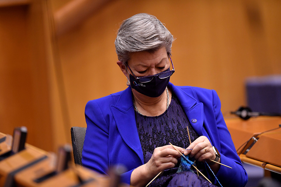 το-πλεκτό-της-επιτρόπου-561234349