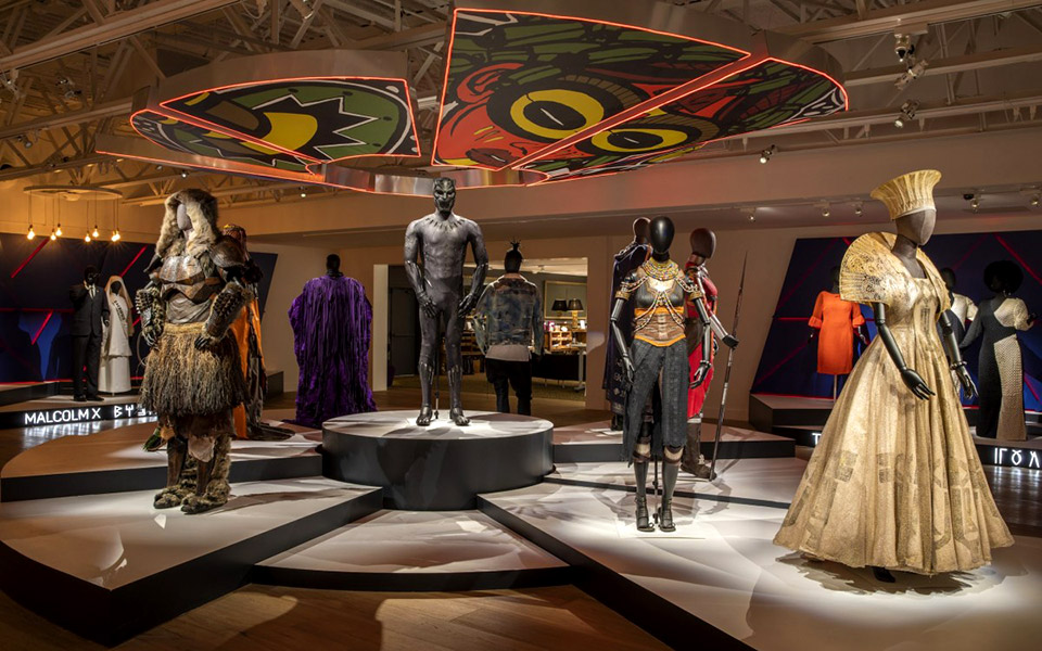 έκθεση-για-την-αφρο-φουτουριστική-μόδ-561233437