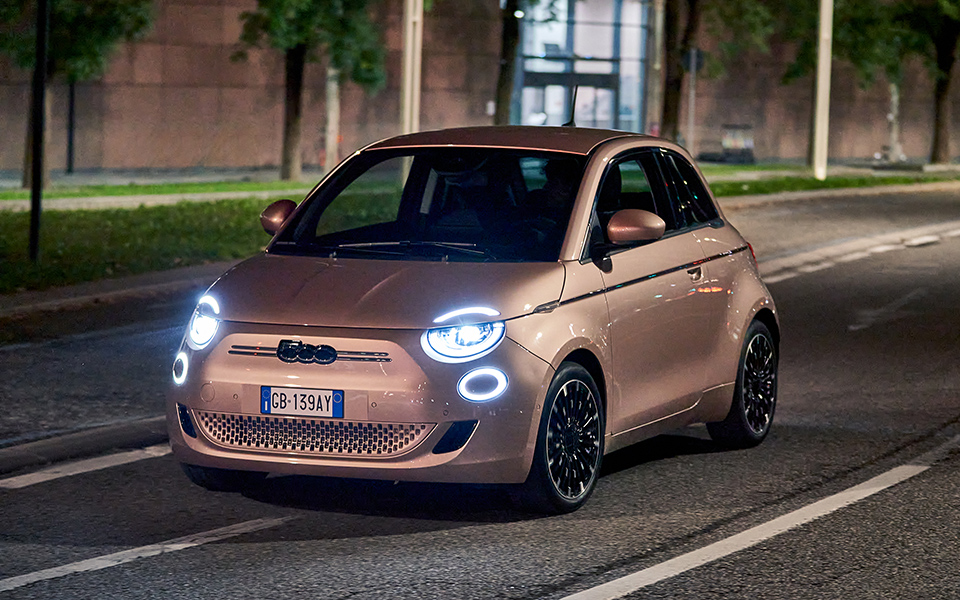 Διπλό «χτύπημα» από το νέο ηλεκτρικό Fiat 500-2