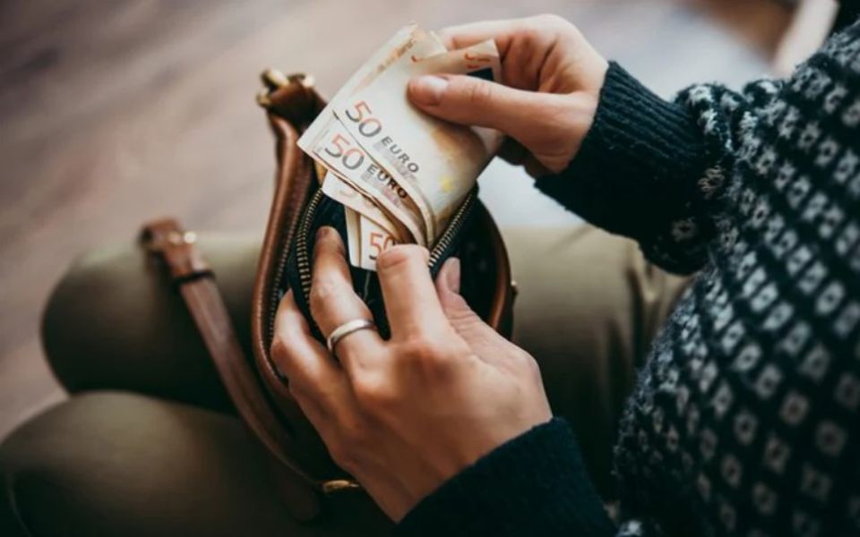 intrum-49-των-ελλήνων-έγιναν-φτωχότεροι-εξαι-561215422