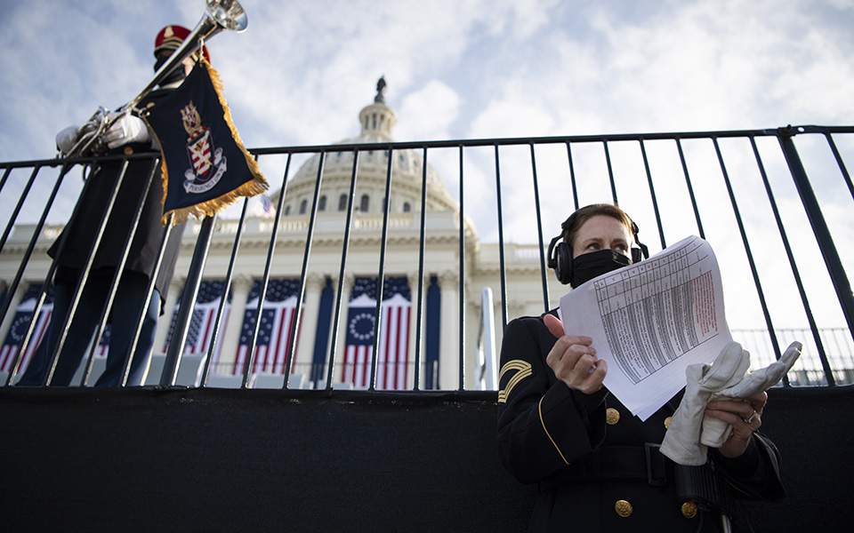 εν-μέσω-συναγερμών-561232951