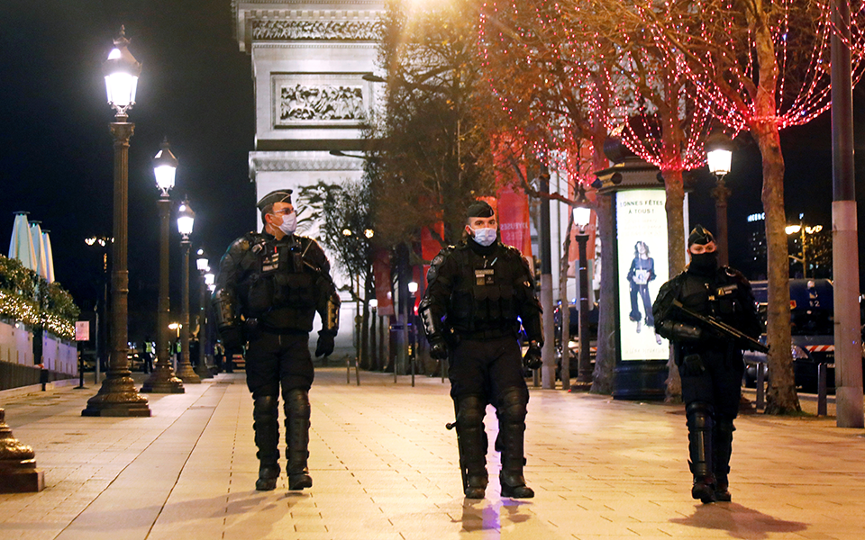 τέλος-στο-πάρτι-των-2-500-ατόμων-μετά-από-σχ-561214279