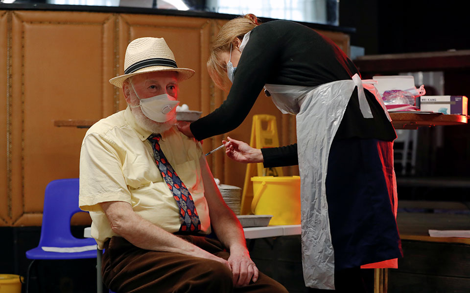 βρετανία-200-000-εμβολιασμοί-την-ημέρα-561222013