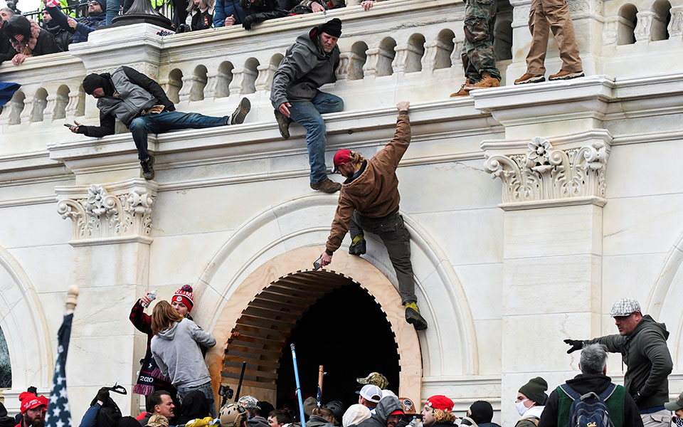 προ-των-πυλών-δεύτερη-παραπομπή-τραμπ-561221881