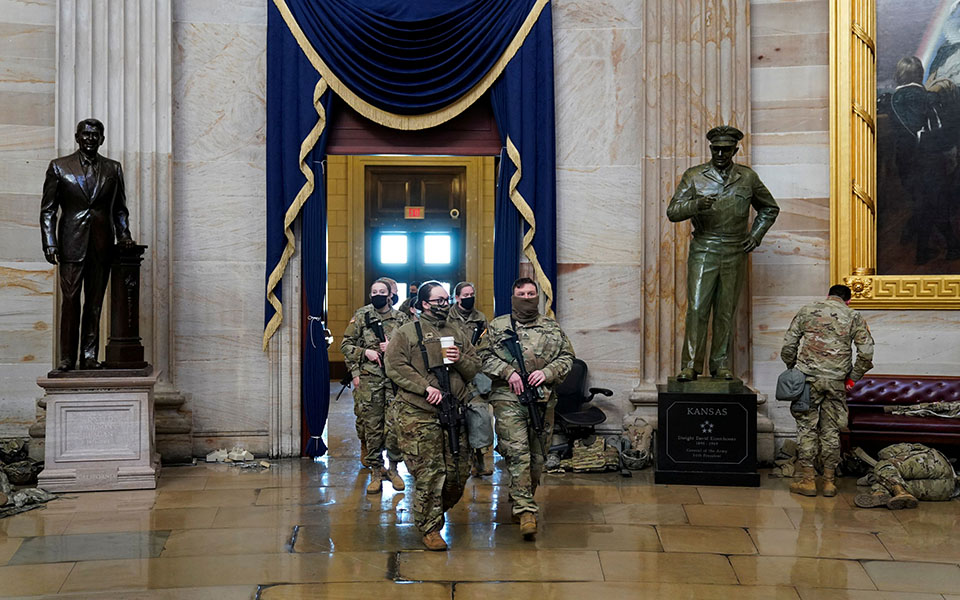 Απίστευτες εικόνες: Η εθνοφρουρά «στρατοπέδευσε» στο Καπιτώλιο-2