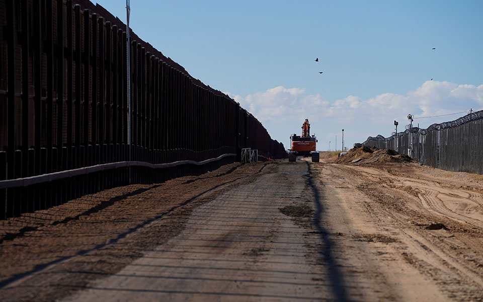 Το Τείχος του Τραμπ σταμάτησε στα 438 μίλια (εικόνες)-9