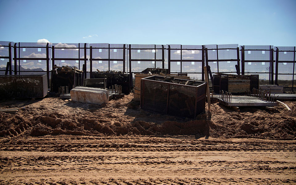 Το Τείχος του Τραμπ σταμάτησε στα 438 μίλια (εικόνες)-1