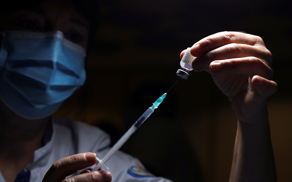 pfizer-biontech-αποτελεσματικό-το-εμβόλιο-έναντ-561246637