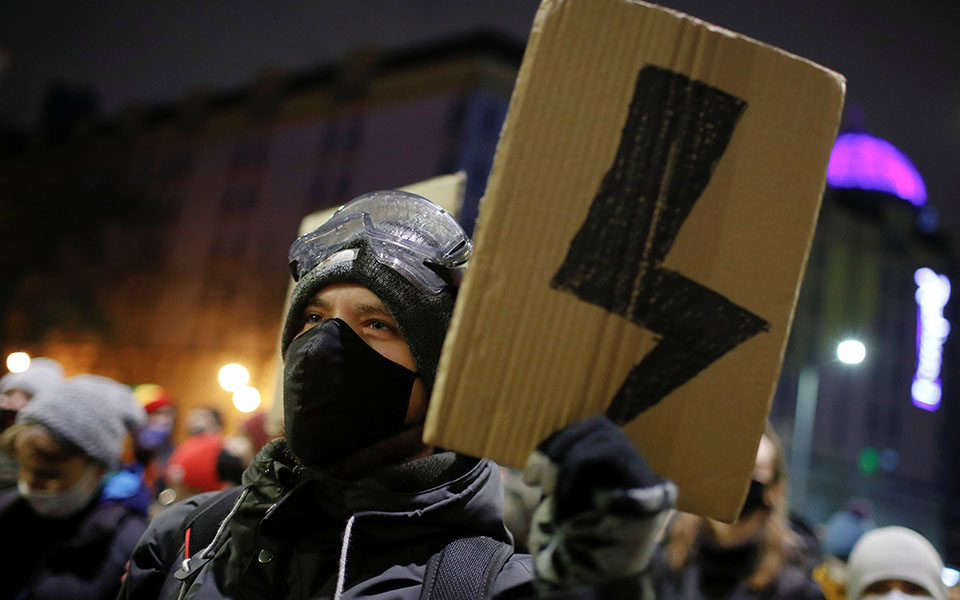 Πολωνία: Συνεχίζονται οι διαδηλώσεις κατά της απαγόρευσης των αμβλώσεων-10