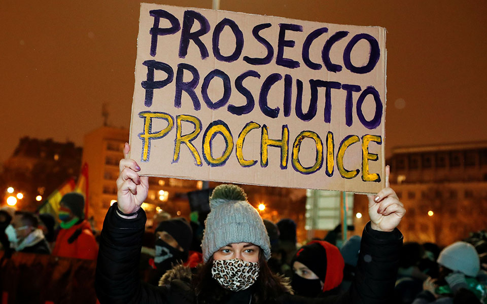 Πολωνία: Συνεχίζονται οι διαδηλώσεις κατά της απαγόρευσης των αμβλώσεων-1