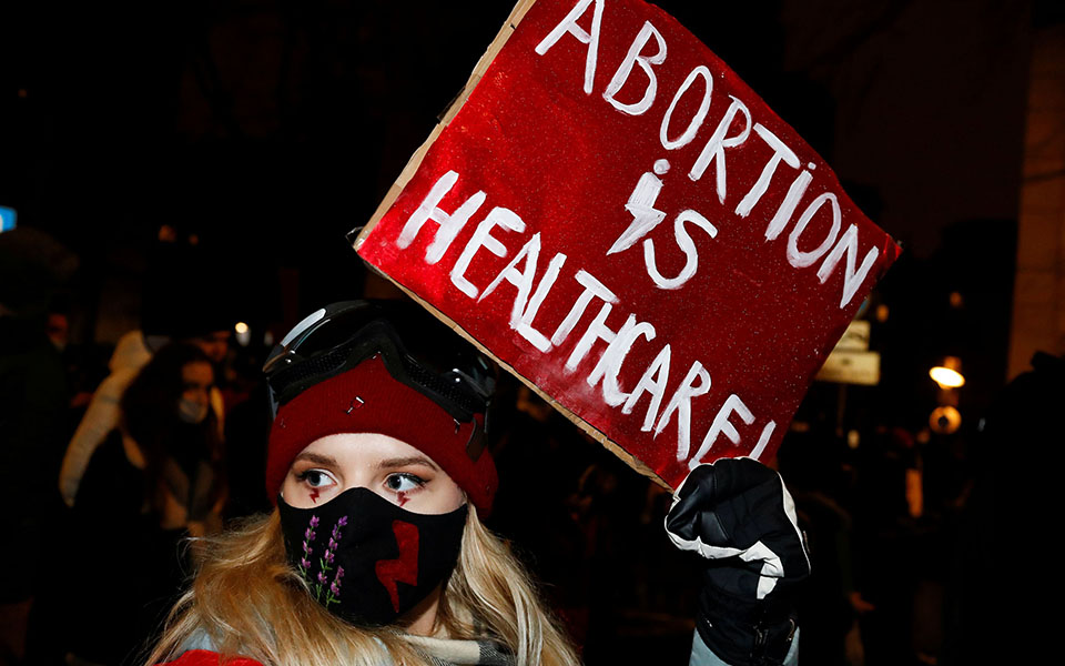 Πολωνία: Συνεχίζονται οι διαδηλώσεις κατά της απαγόρευσης των αμβλώσεων-4