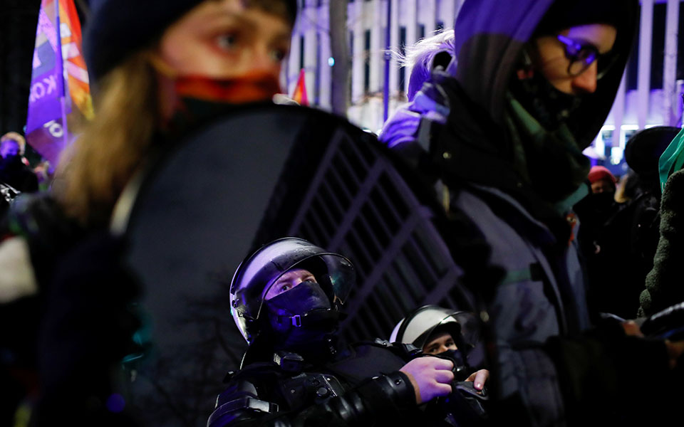Πολωνία: Συνεχίζονται οι διαδηλώσεις κατά της απαγόρευσης των αμβλώσεων-12