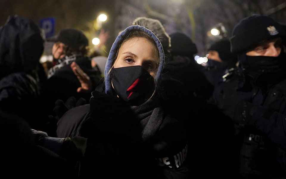 Πολωνία: Συνεχίζονται οι διαδηλώσεις κατά της απαγόρευσης των αμβλώσεων-17