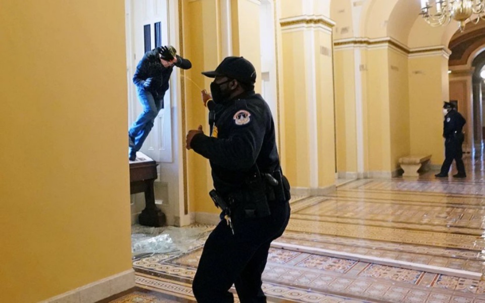 ένας-από-τους-εισβολείς-του-καπιτωλίο-561246406