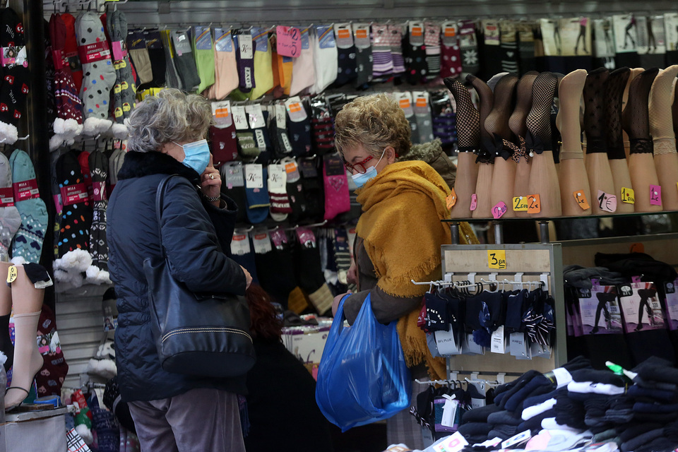 Επιφυλακτικό άνοιγμα για την αγορά – «Ποντάρουν» στις εκπτώσεις οι έμποροι (εικόνες)-2