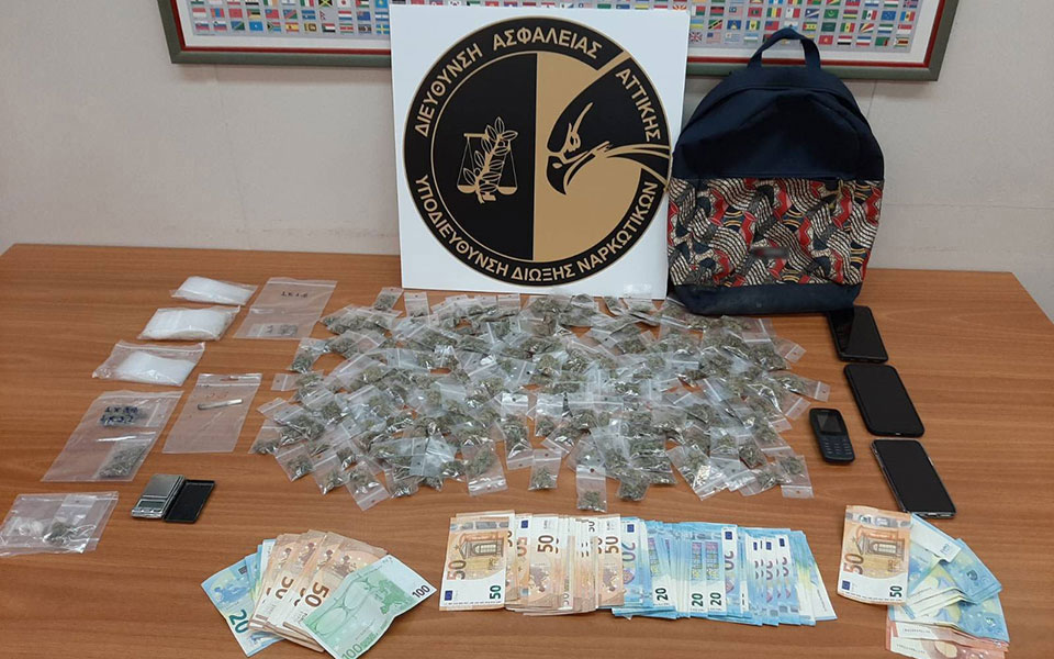 χειροπέδες-σε-συμμορία-που-διακινούσ-561242485