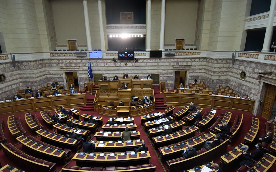 πυρ-ομαδόν-από-την-αντιπολίτευση-για-τ-561214354