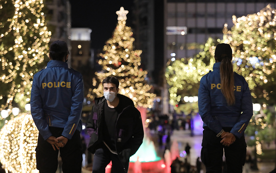 lockdown-ανάχωμα-με-φόντο-την-αττική-561220507