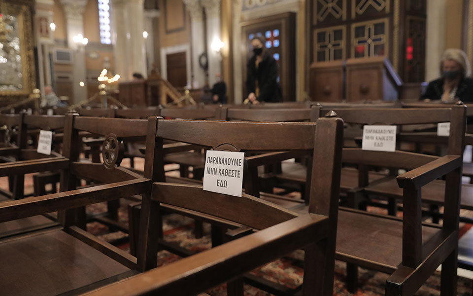 Συνωστισμός έξω από αρκετούς ναούς για τον εορτασμό των Θεοφανείων-5