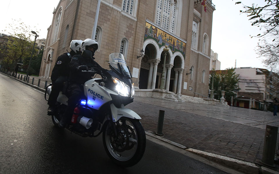 Συνωστισμός έξω από αρκετούς ναούς για τον εορτασμό των Θεοφανείων-2