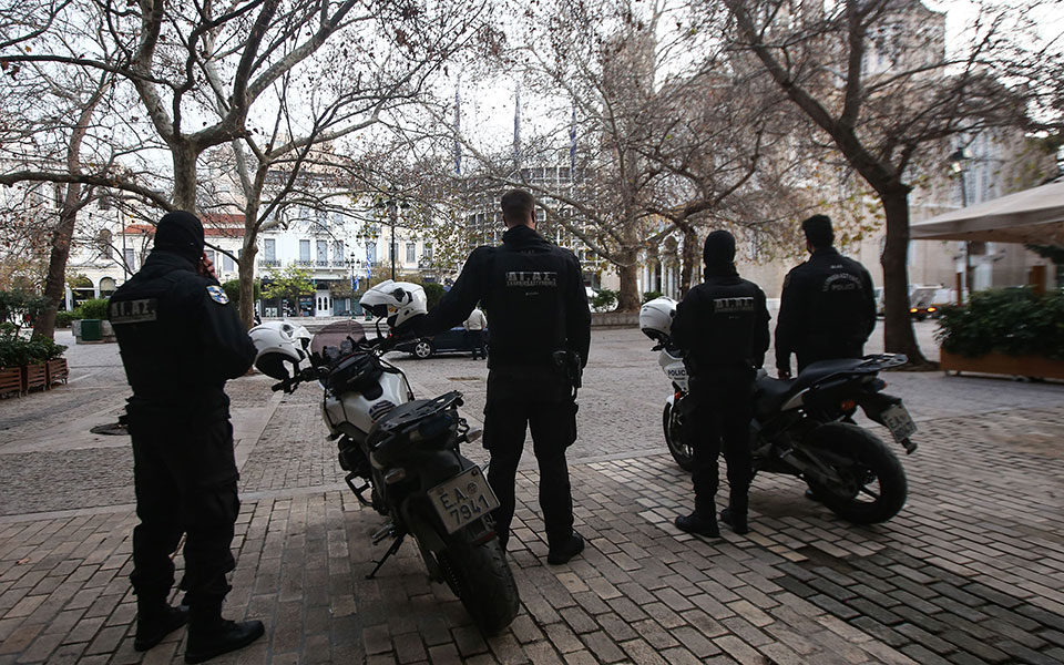 Συνωστισμός έξω από αρκετούς ναούς για τον εορτασμό των Θεοφανείων-3