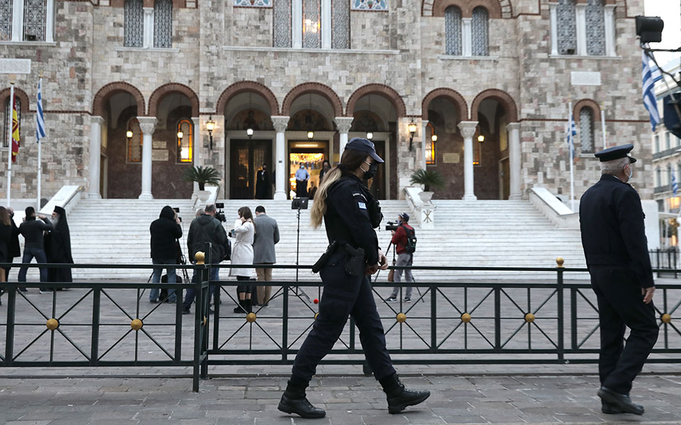 συνωστισμός-έξω-από-αρκετούς-ναούς-γι-561217525