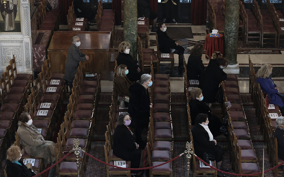 Συνωστισμός έξω από αρκετούς ναούς για τον εορτασμό των Θεοφανείων-4