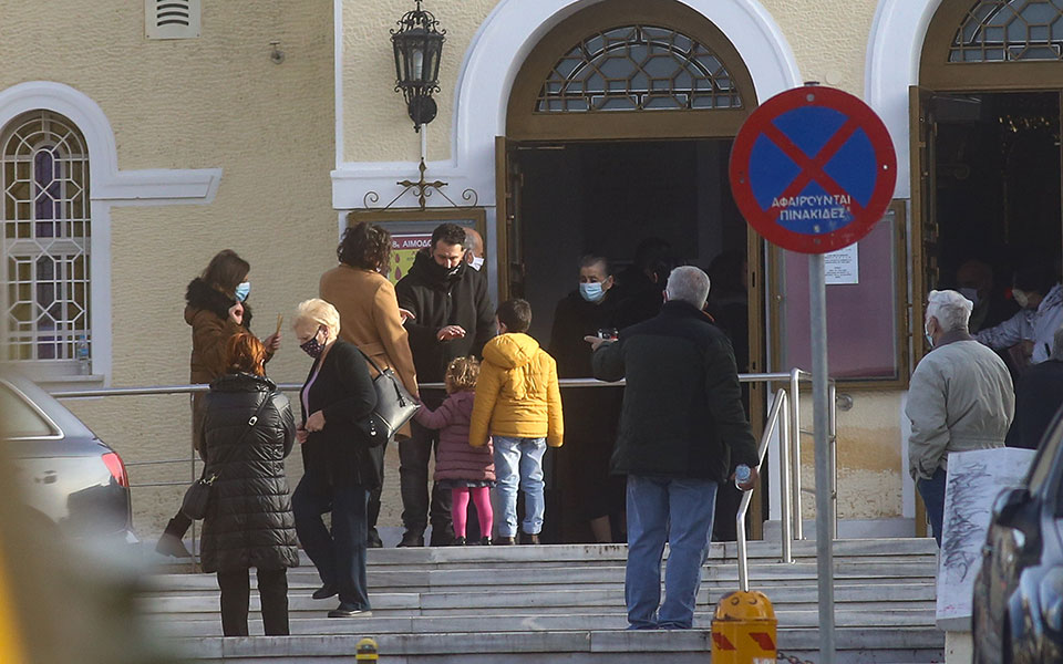 Συνωστισμός έξω από αρκετούς ναούς για τον εορτασμό των Θεοφανείων-1
