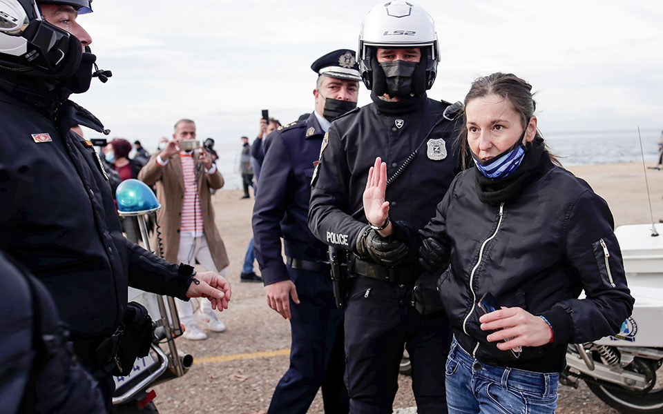 ενταση-και-προσαγωγές-στη-νέα-παραλία-561217594