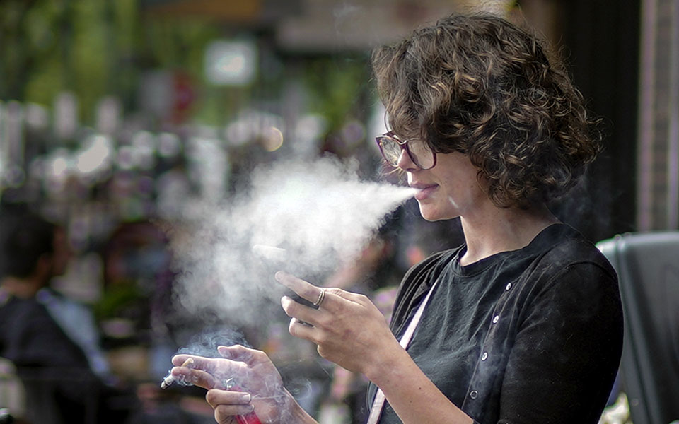 κάπνισμα-στο-μιλάνο-τουλάχιστον-10-μ-μα-561235306