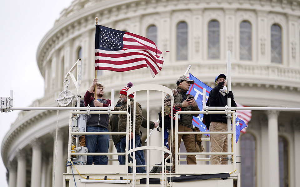 Εισβολή στο Καπιτώλιο: Το χάος όπως το κατέγραψε ο φωτογραφικός φακός-3