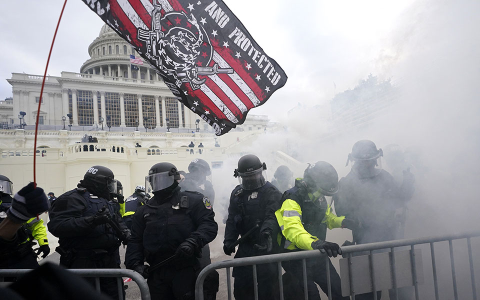Εισβολή στο Καπιτώλιο: Το χάος όπως το κατέγραψε ο φωτογραφικός φακός-2