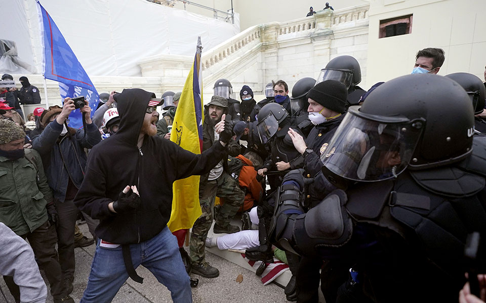 Εισβολή στο Καπιτώλιο: Το χάος όπως το κατέγραψε ο φωτογραφικός φακός-4