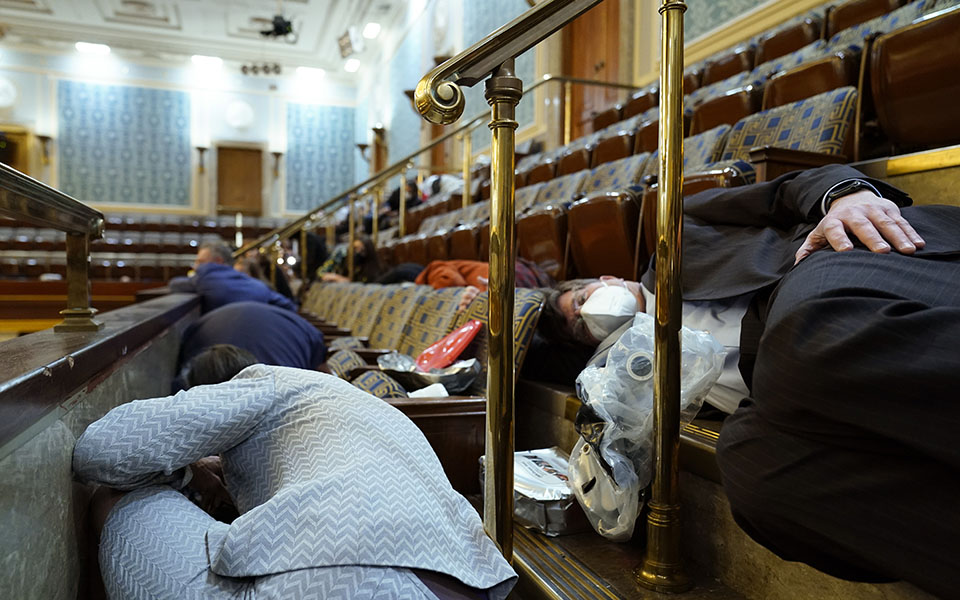 Εισβολή στο Καπιτώλιο: Το χάος όπως το κατέγραψε ο φωτογραφικός φακός-17