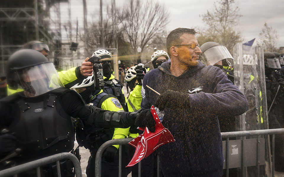 Εισβολή στο Καπιτώλιο: Το χάος όπως το κατέγραψε ο φωτογραφικός φακός-15