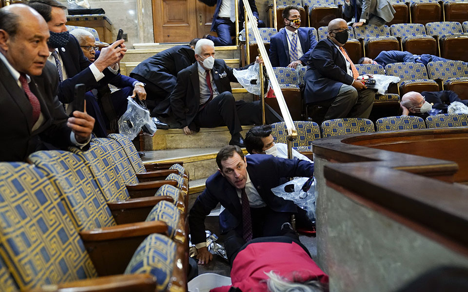 Εισβολή στο Καπιτώλιο: Το χάος όπως το κατέγραψε ο φωτογραφικός φακός-28