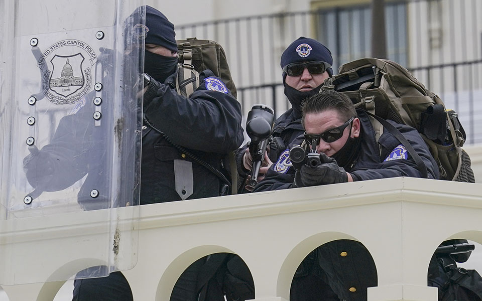 Εισβολή στο Καπιτώλιο: Το χάος όπως το κατέγραψε ο φωτογραφικός φακός-11