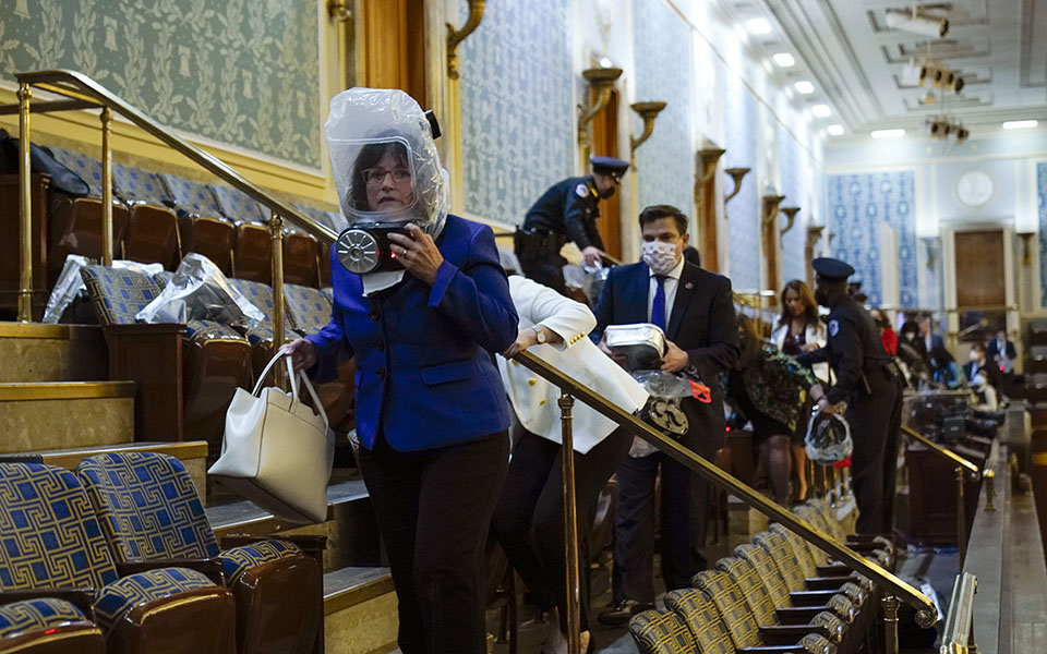 Εισβολή στο Καπιτώλιο: Το χάος όπως το κατέγραψε ο φωτογραφικός φακός-22