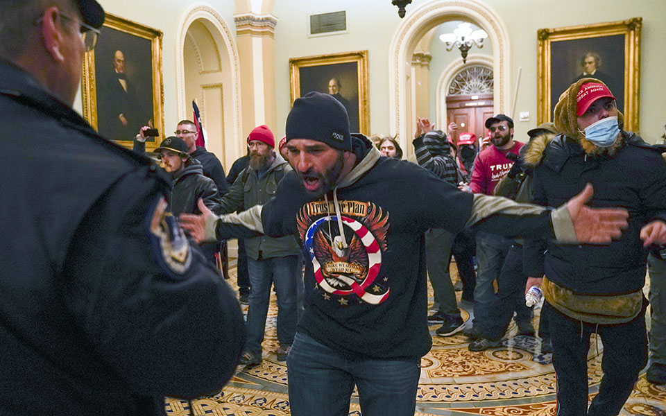 Εισβολή στο Καπιτώλιο: Το χάος όπως το κατέγραψε ο φωτογραφικός φακός-23