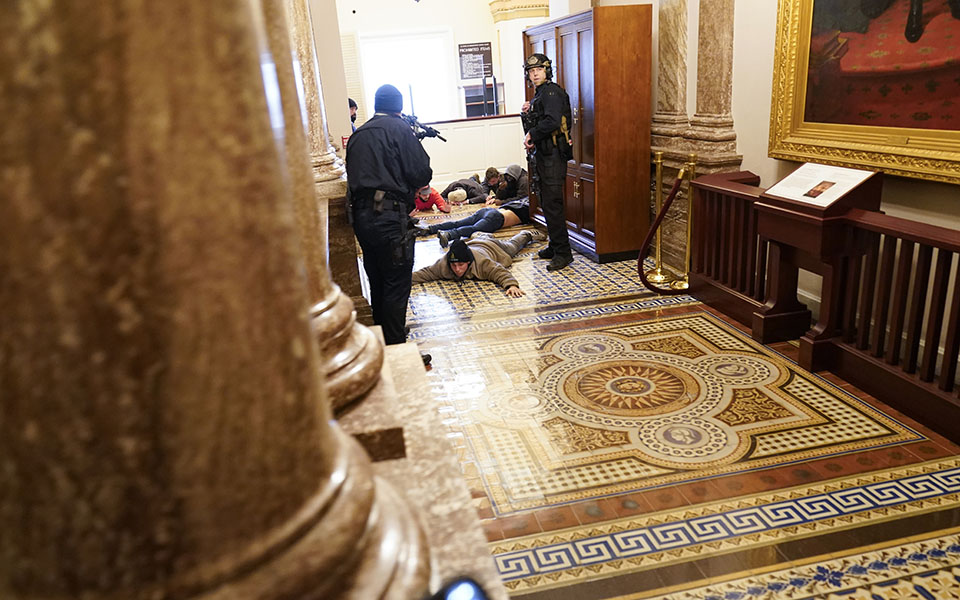 Εισβολή στο Καπιτώλιο: Το χάος όπως το κατέγραψε ο φωτογραφικός φακός-21