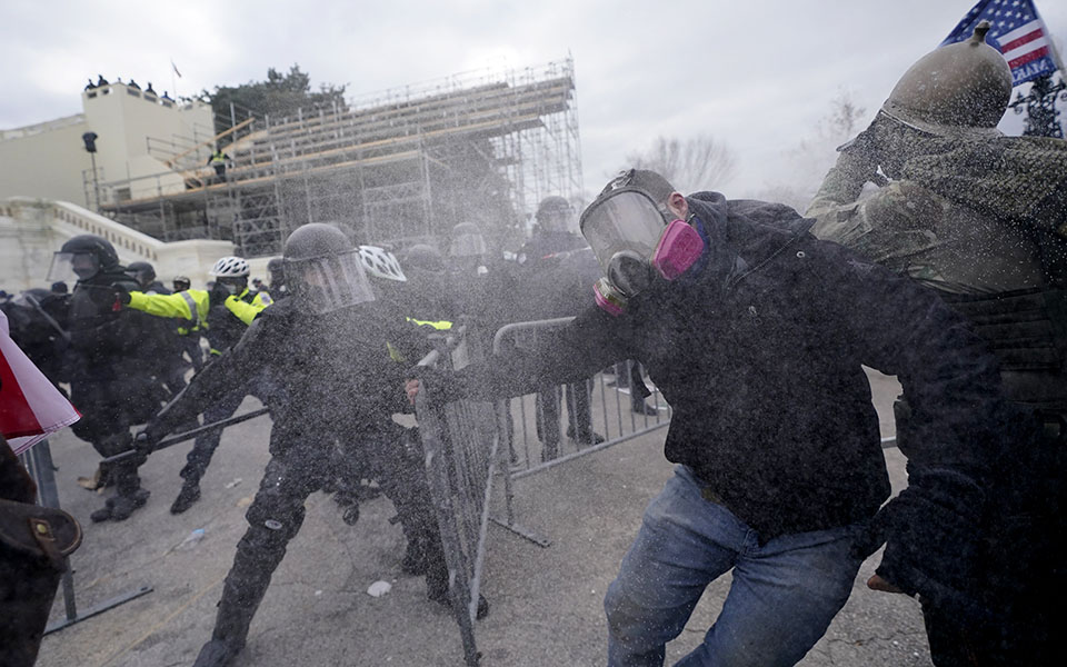 Εισβολή στο Καπιτώλιο: Το χάος όπως το κατέγραψε ο φωτογραφικός φακός-16