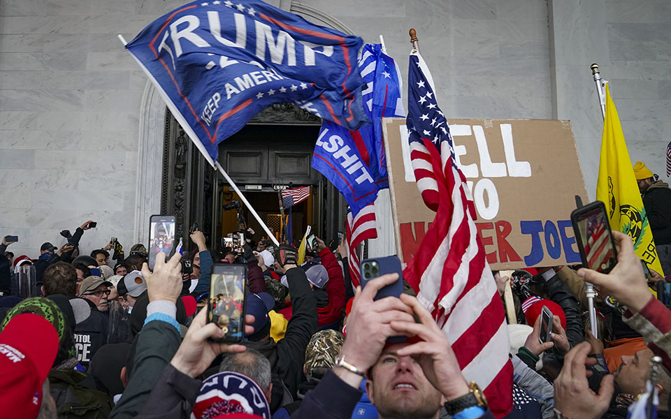 Εισβολή στο Καπιτώλιο: Το χάος όπως το κατέγραψε ο φωτογραφικός φακός-25
